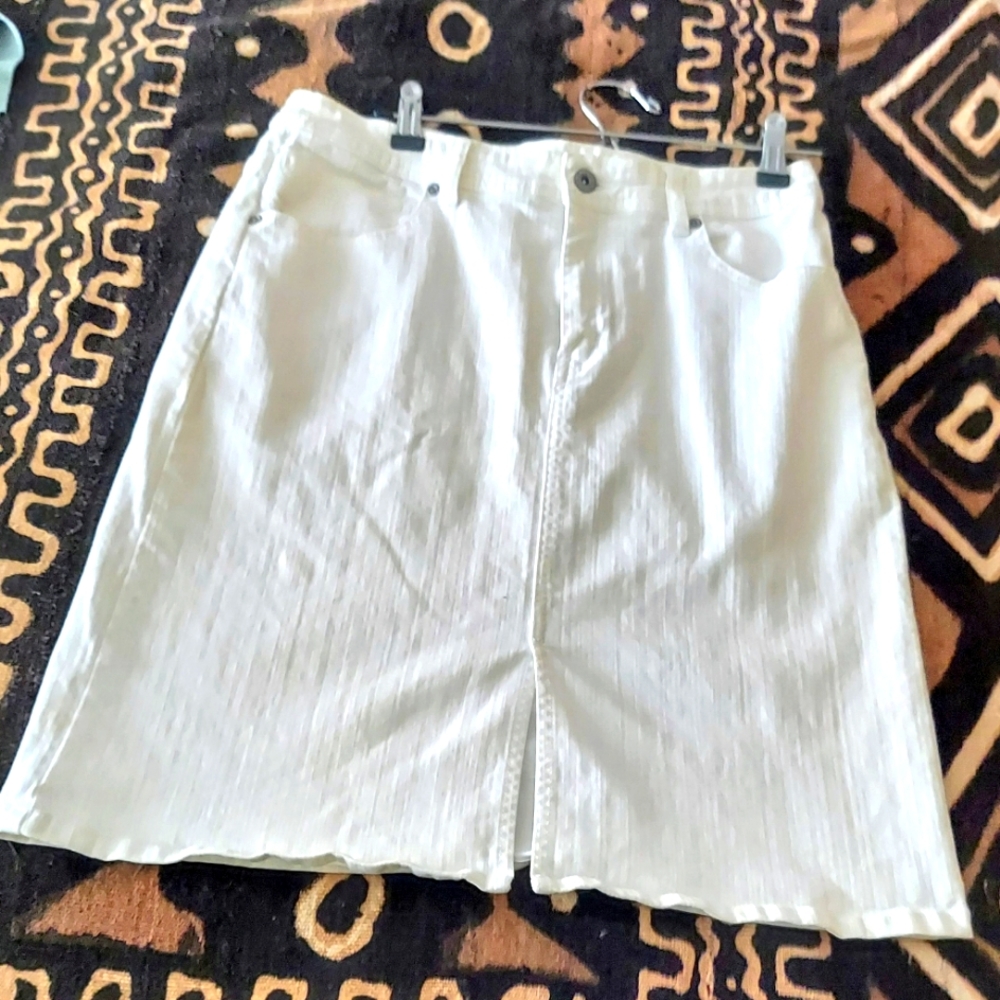 CHICO Classic White Denim Jean Skirt SIZE 8/10 Chicos size (0) Flattering Fit